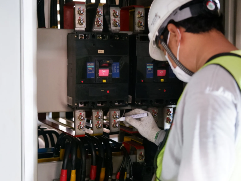 Técnico realizando manutenção mecânica em equipamento industrial - IMS Manutenção